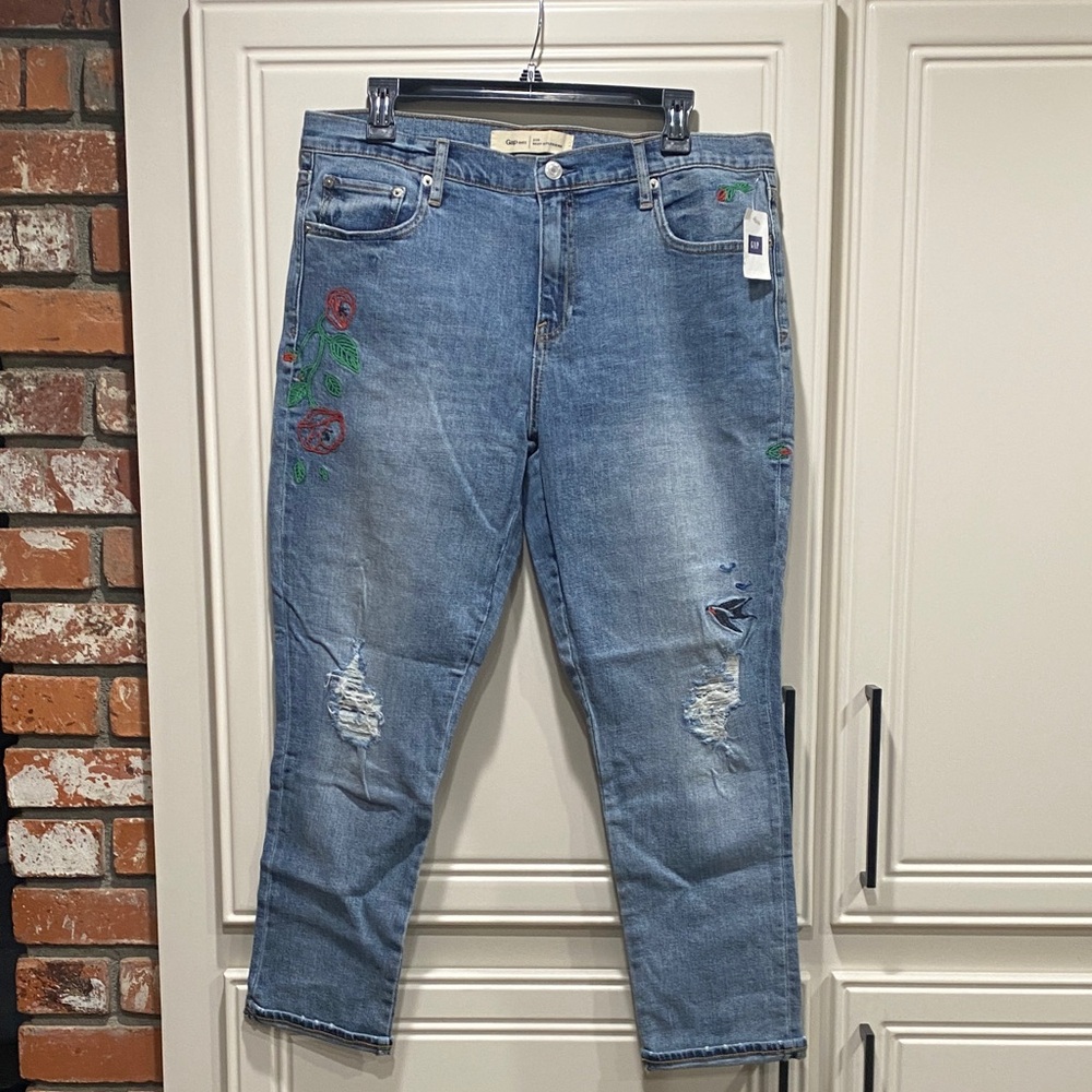 NWT gap 1969 embroidered girlfriend jeans 32